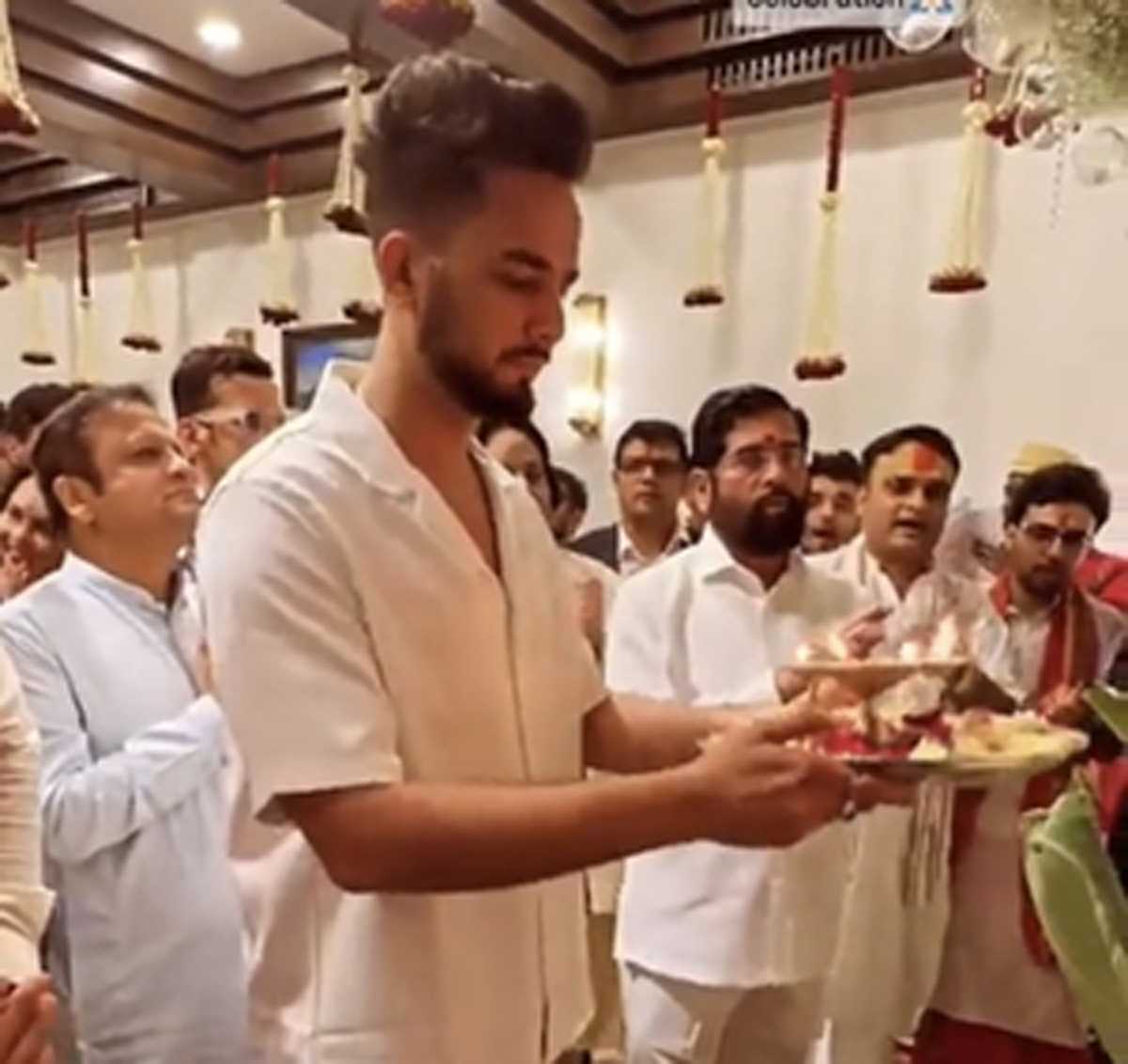 महाराष्ट्र में विपक्ष ने गणेशोत्सव पूजा में एल्विश यादव को बुलाने के लिए एकनाथ शिंदे पर साधा निशाना